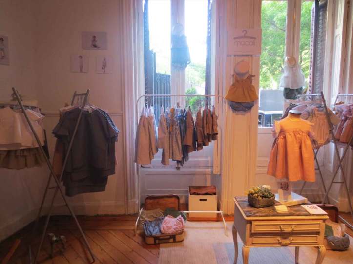 petite-style-petite-style-walking-madrid-petite-walking-angienewlook-blogger-estilo-fashion-blog-madrid--pink-and-black-angie-reyn-what-to-wear-missnewlook-palacio-santa-barbara-macali-moda-kids