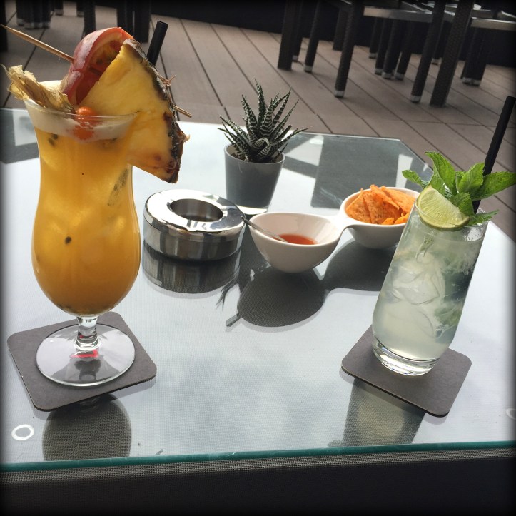 switzerland-suiza-lugano-stripes-top-rayas-denny-rose-angie-reyn-falda-de-cuero-gafas-prada-fashion-blogger-personal-shopper-madrid-afterwork in switzerland