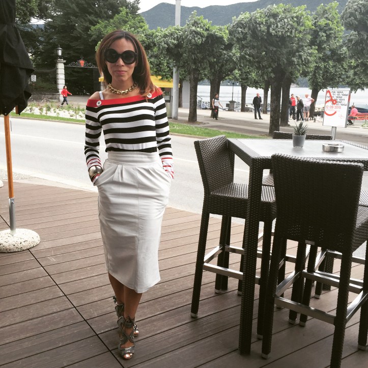 switzerland-suiza-lugano-stripes-top-rayas-denny-rose-angie-reyn-falda-de-cuero-gafas-prada-fashion-blogger-personal-shopper-madrid-cocktail