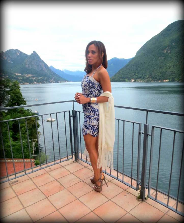 switzerland-suiza-lugano-stripes-top-rayas-denny-rose-angie-reyn-falda-de-cuero-gafas-prada-fashion-blogger-personal-shopper-madrid-lago-lugano