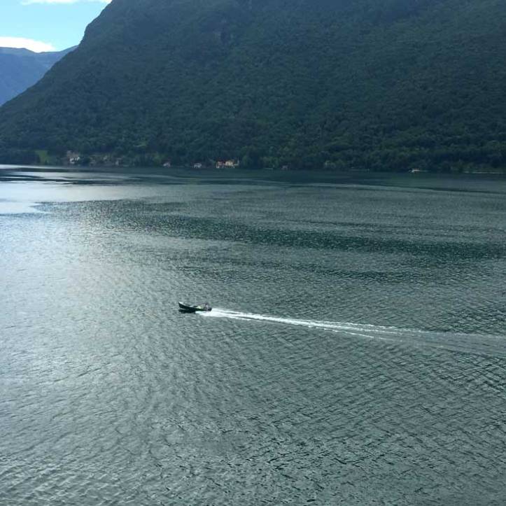 switzerland-suiza-lugano-stripes-top-rayas-denny-rose-angie-reyn-falda-de-cuero-gafas-prada-fashion-blogger-personal-shopper-madrid-vestido-de-rayas-vacaciones-que-me-pongo