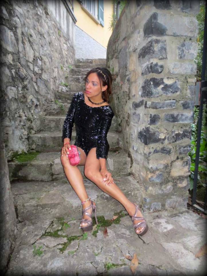 switzerland-suiza-lugano-stripes-top-rayas-denny-rose-angie-reyn-falda-de-cuero-gafas-prada-fashion-blogger-personal-shopper-madrid-miss-selfridge-sequin-playsuit-clutch