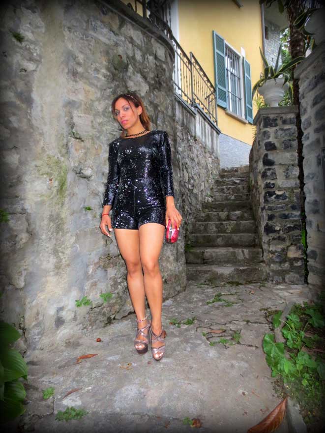 switzerland-suiza-lugano-stripes-top-rayas-denny-rose-angie-reyn-falda-de-cuero-gafas-prada-fashion-blogger-personal-shopper-madrid-moschino-playsuit