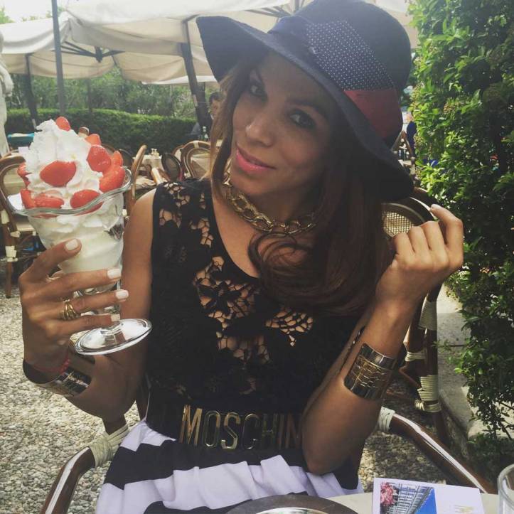 switzerland-suiza-lugano-stripes-top-rayas-denny-rose-angie-reyn-falda-de-cuero-gafas-prada-fashion-blogger-personal-shopper-madrid-vestido-de-rayas-sombrero-lago-di-como-palace