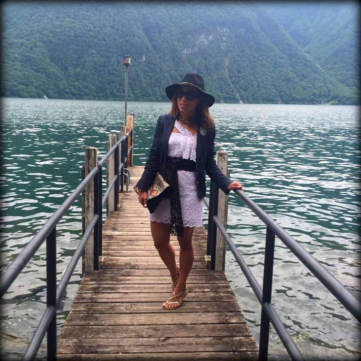 switzerland-suiza-lugano-stripes-top-rayas-denny-rose-angie-reyn-falda-de-cuero-gafas-prada-fashion-blogger-personal-shopper-madrid-vestido-de-rayas-sombrero-oysho-flat-sandals