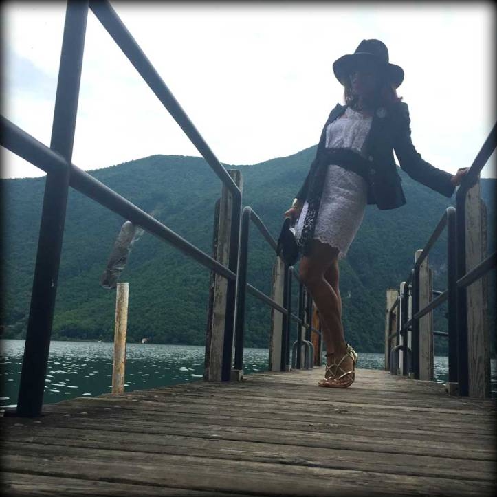 switzerland-suiza-lugano-stripes-top-rayas-denny-rose-angie-reyn-falda-de-cuero-gafas-prada-fashion-blogger-personal-shopper-madrid-vestido-de-rayas-sombrero-oysho-vestido-blanco