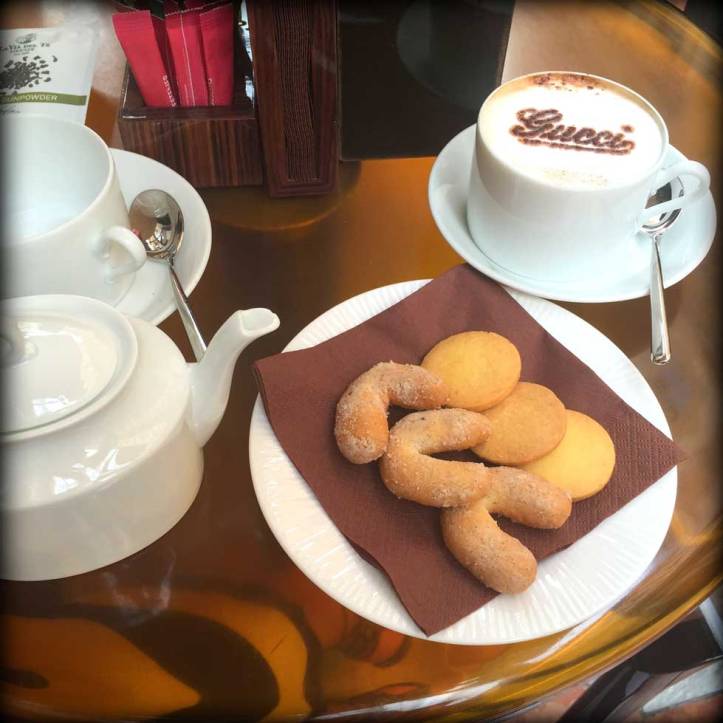 switzerland-suiza-lugano-stripes-top-rayas-denny-rose-angie-reyn-falda-de-cuero-gafas-prada-fashion-blogger-personal-shopper-madrid-vestido-de-rayas-sombrero-victorio-enmanuelle