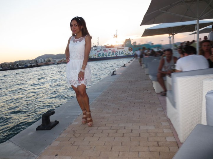 angienewlook-angie-reyn-adlib-ibiza-isla-pitiusa-crown-flower-crown-headpiece-la-marina-platform-wedges-sandalias-mary-paz-white-dress-vestido-blanco-balearia