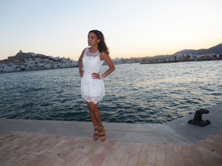 angienewlook-angie-reyn-adlib-ibiza-isla-pitiusa-crown-flower-crown-headpiece-la-marina-platform-wedges-sandalias-mary-paz-white-dress-vestido-blanco-MODA-MUJER