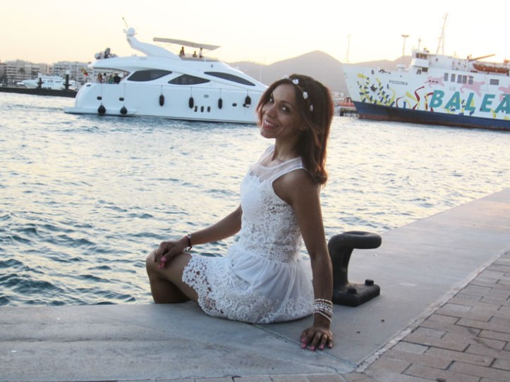 lio ibiza, calma la marina ibiza, ibiza, baleare, isla pitiusa, vestido adlib, moda adlib, diadema de flores, flower crown, arquimedes llorens, fashion designer, diseñador de modas, mary paz shoes, angienewlook,Sandalias de esparto. espadrilles, angienewlook, destino pacha ibiza resort, falda de rayas, stripes skirt, white shirt, camisa blanca, angie reyn, moda mujer, estilo, tendencias, style, trends, estilista de moda, fashion stylist, personal shopper, image consultant angienewlook-angie-reyn-adlib-ibiza-isla-pitiusa-crown-flower-crown-headpiece-la-marina-platform-wedges-sandalias-mary-paz-white-dress-vestido-blanco