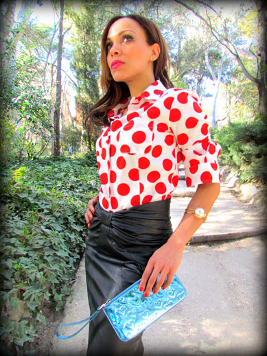 denny-rose-la-strada-nude-stilettos-zapatos-de-salon-falda-polipiel-camisa-de-lunares-rojos-angienewlook-angie-reyn-blogger-fashion-stylist-camisa-blanca