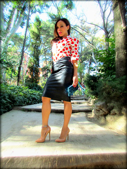 denny-rose-la-strada-nude-stilettos-zapatos-de-salon-falda-polipiel-camisa-de-lunares-rojos-angienewlook-angie-reyn-blogger-fashion-stylist-michal-kors