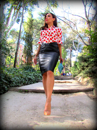 denny-rose-la-strada-nude-stilettos-zapatos-de-salon-falda-polipiel-camisa-de-lunares-rojos-angienewlook-angie-reyn-blogger-fashion-stylist-zapatos-de-salón-color-carne