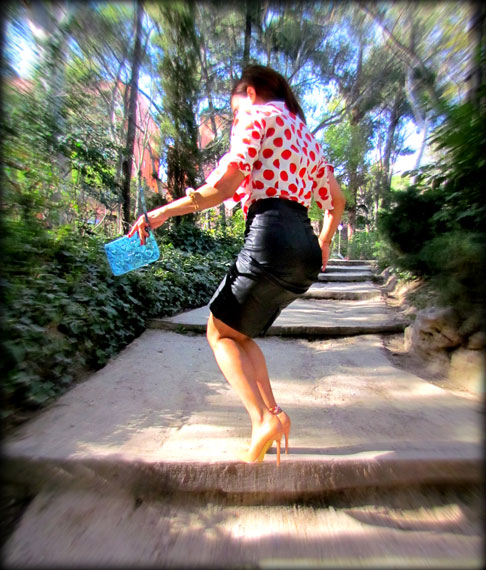 denny-rose-la-strada-nude-stilettos-zapatos-de-salon-falda-polipiel-camisa-de-lunares-rojos-angienewlook-angie-reyn-blogger-fashion-stylist