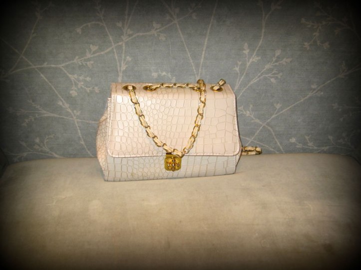 hotel-hesperia-madrid-angienewlook-total-white-bakers-shoes-angie-reyn-moda-estilo-blogger-dominicana-que-me-pongo-bolso-con-cadena