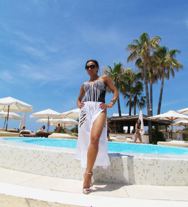 bañador-pareo-arquimedes-llorens-beachwear-swimsuit-angie-angienewlook-angie-reyn-sarong-high-heels-estilo-moda-baño-angienewlook-blanco-y-negro