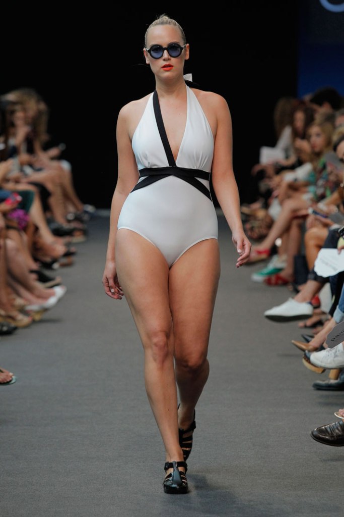 Adela&Viki_bañador-cuello-haulter-plus-size-curvy-curvieseci--mfshow-ss2016-angienewlook-angie-reyn-front-row-alta-costura-haute-couture-modelo-ladylike-models-tresemme-spain