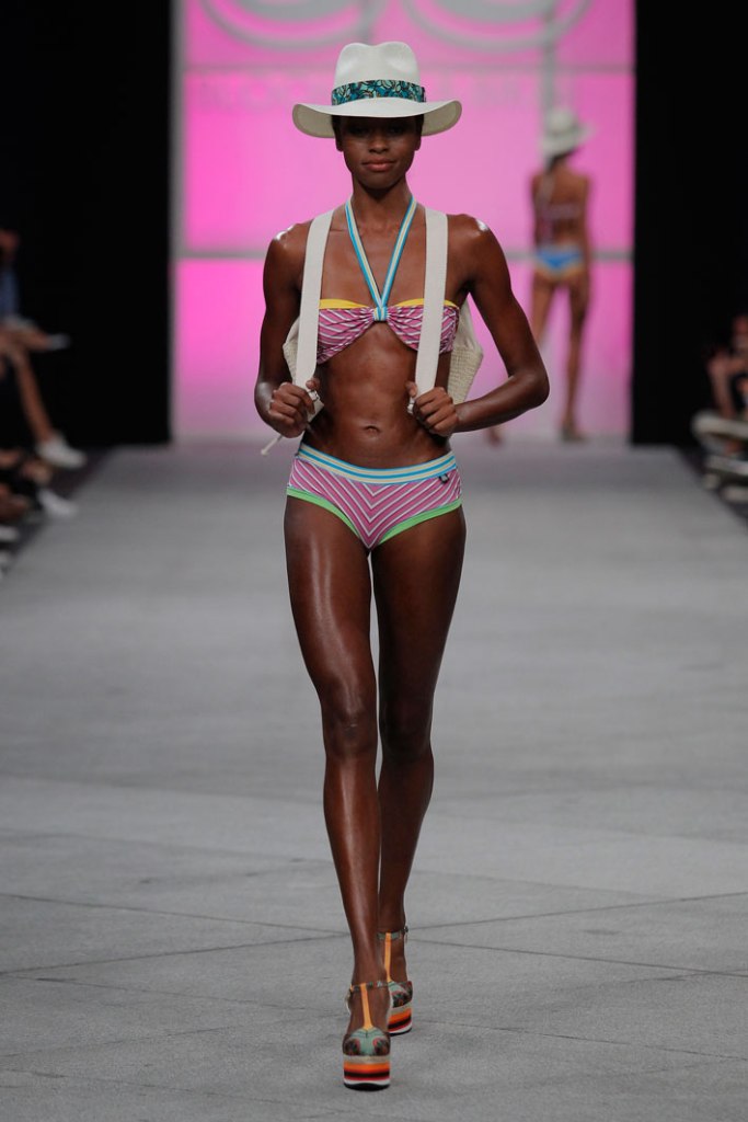 Bloomers&Bikini_complements-bikini-de-rayas-mfshow-ss2016-angienewlook-angie-reyn-front-row-moda-baño-swimwears-laura-sanchez-modelo-veronica-blume-models-tresemme-spain