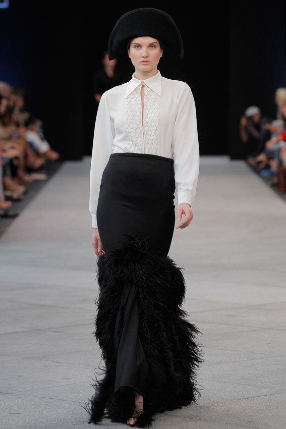 EugenioLoarce_falda-de-plumas-falda-larga-headpiece-white-shirt-mfshow-ss2016-angienewlook-angie-reyn-front-row-alta-costura-haute-couture-modelo-ladylike-models-tresemme-spain