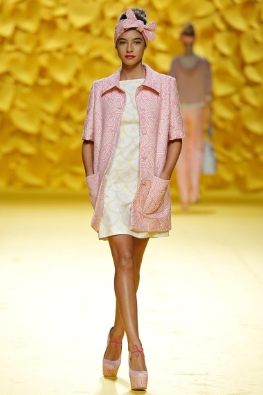 mbfwm15-mbfwmadrid p-v-2016-agatha ruiz de la prada-lolita-años 50-pasarela españa-semana de la moda madrid-abrigo manga corta