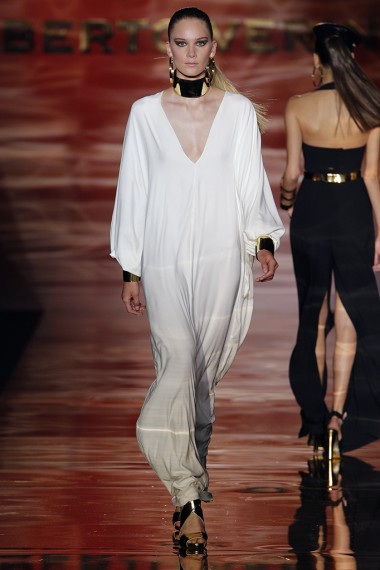 mbfwm15-mbfwmadrid p-v-2016-pasarela españa-semana de la moda madrid-coleccion roberto verino p-v-2016-vestido blanco-escote v-angie r-angie reyn-angie-missnewlook