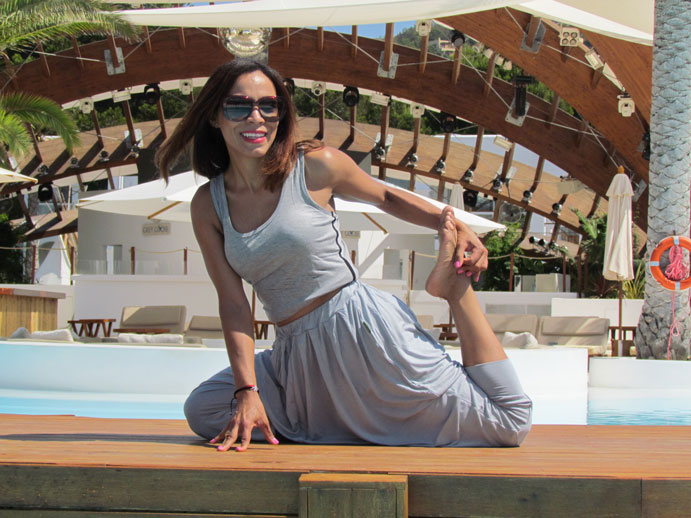 urban-bamboo-angienewlook-angie-reyn-eco-friendly-destino-ibiza-yoga-session-gym-estilo-en-el-gimnasio-angie-reyn-moda-fashion-estilo-lifestyle-gafas-sunglasses-armani-exchange-bamboo-fibre