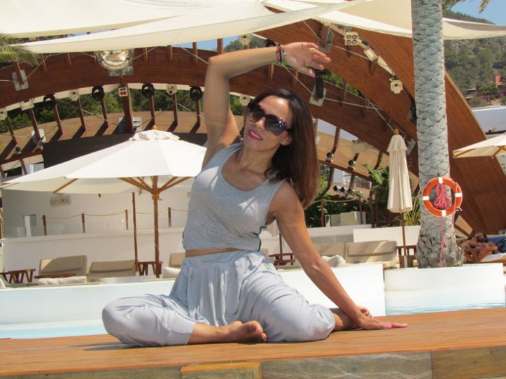 urban-bamboo-angienewlook-angie-reyn-eco-friendly-destino-ibiza-yoga-session-gym-estilo-en-el-gimnasio-angie-reyn-moda-fashion-estilo-lifestyle-gafas-sunglasses-armani-exchange-sportswear