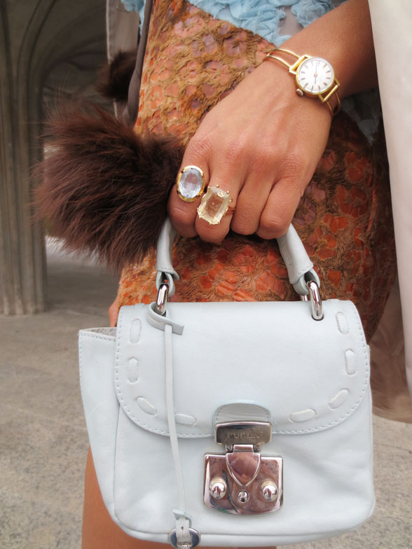 cartera-furla-mini-bag-furla-pompon-piel-de-zorro-angienewlook-anillos-de-oro-reloj-certina-de-oro