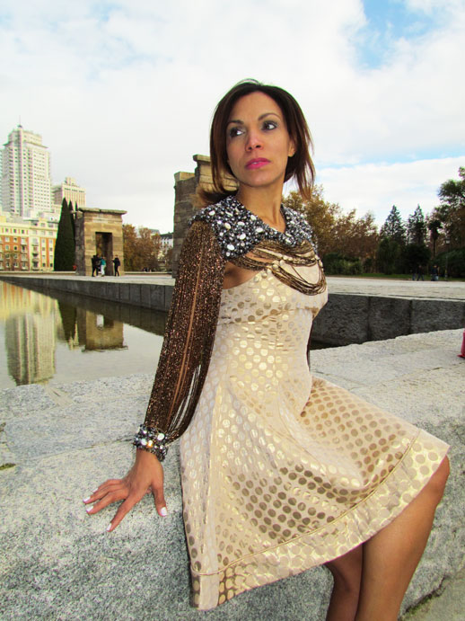 plaza-de-españa-madrid--vestido-de-virginia-abzueta-cuello-vintage-pieza-joya
