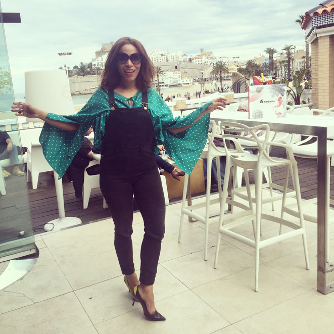 denny-rose-dundury-peto-vaquero-camisa-campana-gafas-missoni