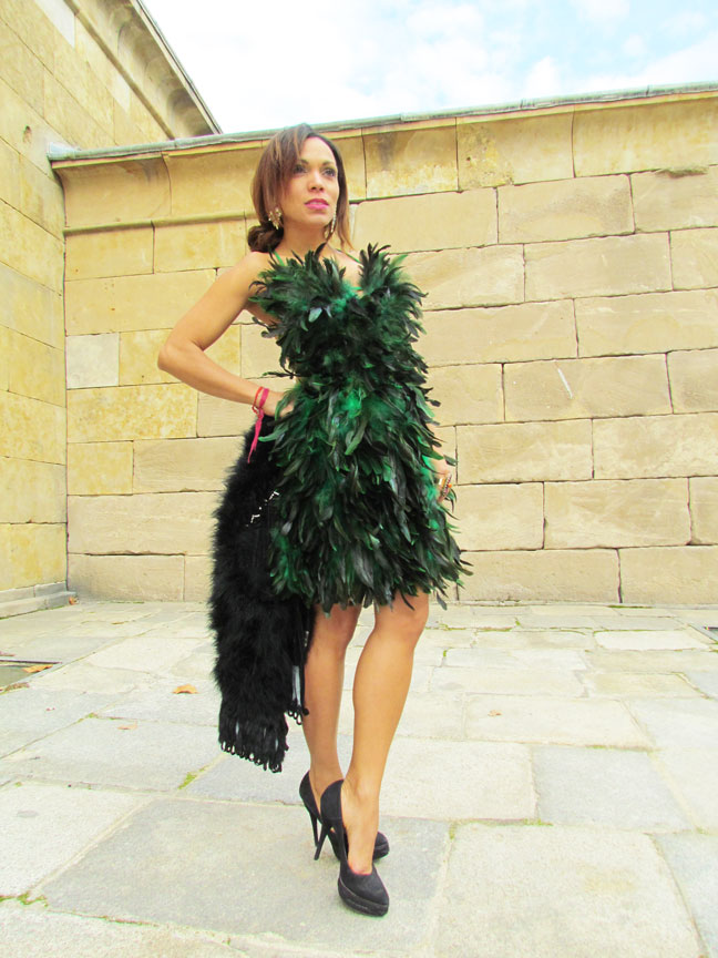 vestido-de-plumas-feathers-dress-stilettos
