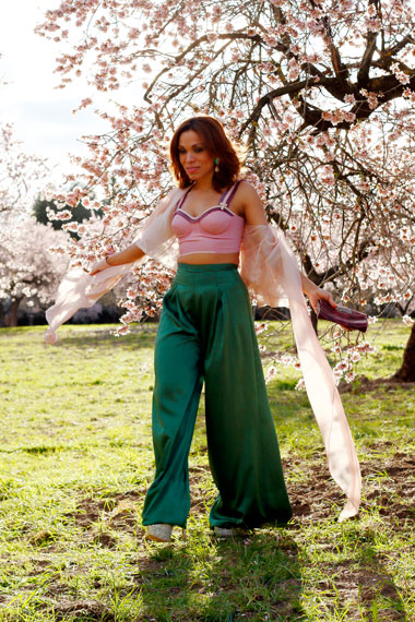 cherry-blossoms-madrid-angie-reyn-crop-top-pendientes