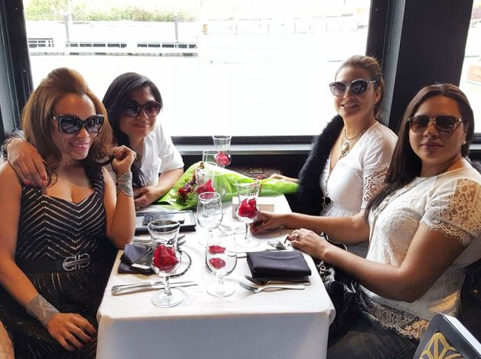 luxury-time-boat-spirit-board-champagne-flowers