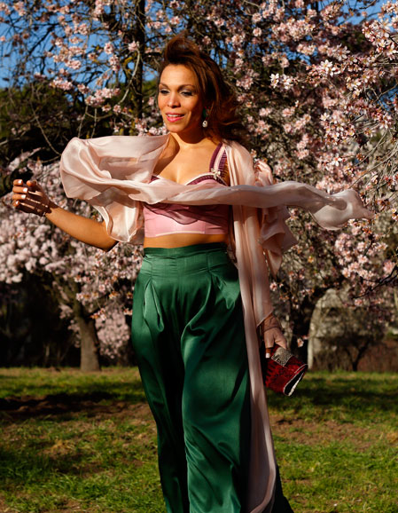 white-nails-manicure-pale-pink-rosa-empolvado-pendientes-de-cristales