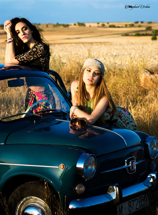 Bogdanel-Serban-floral-print-estilo-70-en-el-campo-los-70-anos-del-bikini