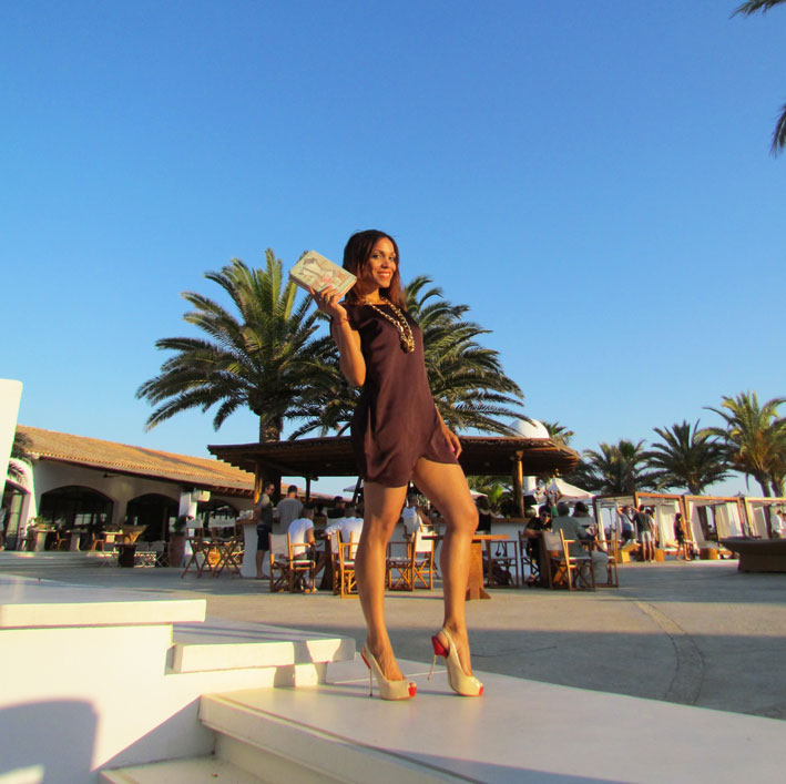 angienewlook-angie-reyn-vestido-arquimedes-llorens-vestido-marron-brown-dress-destino-ibiza-pacha-resort-ibiza-holidays-brown-little-dress