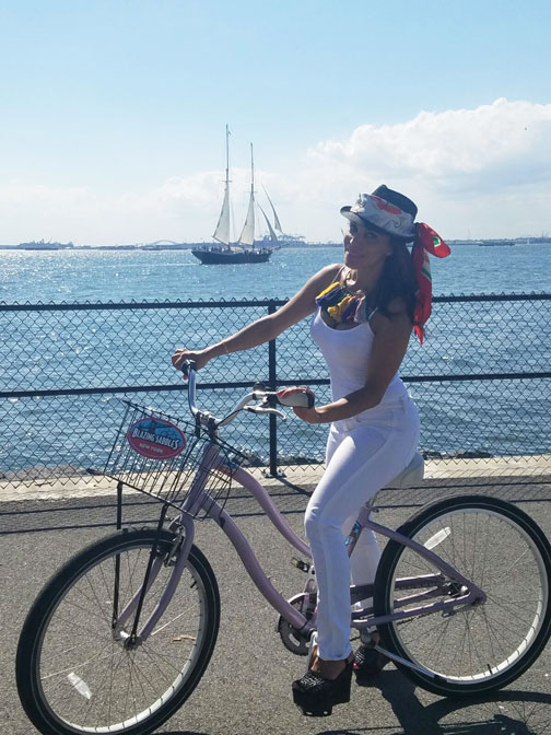 riding-a-bike-bici-tourist-in-manhattan-pantalon-chloe-bolso-express-summer-look