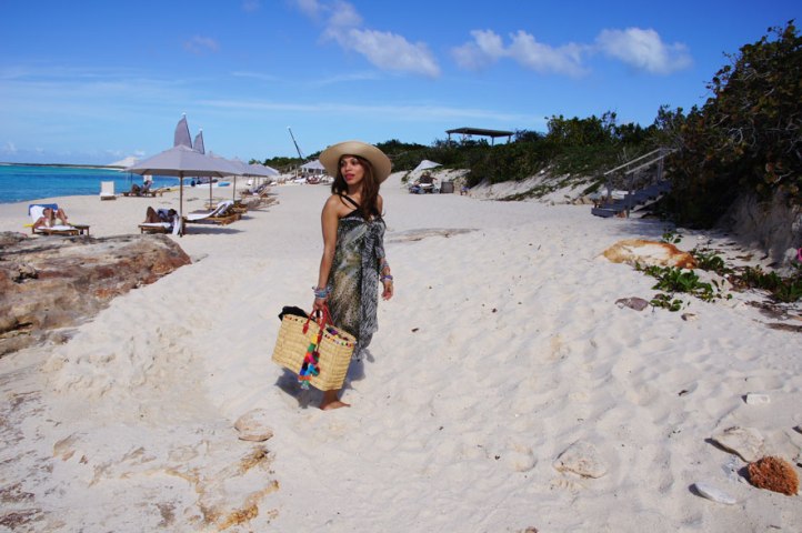 capazo-de-paja-pompoms-bag-sarong-pareo-animal-print-dominicana-por-el-mundo-angelica-reynoso