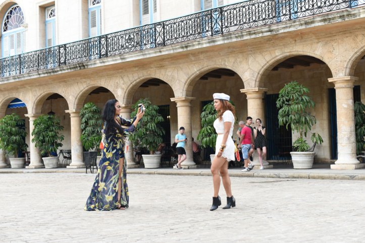 botines-negros-jumpsuit-azul-vieja-habana-old-havana