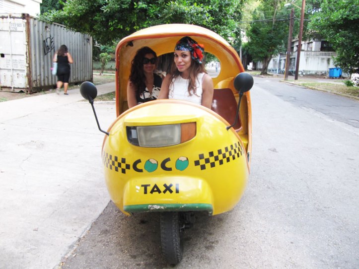 coco-taxi-habana-vestido-largo-blanco-para-ir-a-cuba-angie-reyn