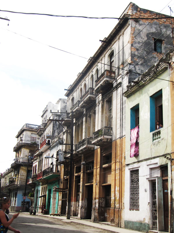 edificios-viejos-en-la-habana-old-buildings-in-havana