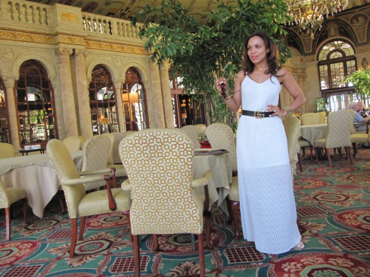 calvin klein dress, vestido blanco calvin klein largo, cinturon gg gucci, gucci belt, cartier sunglasses