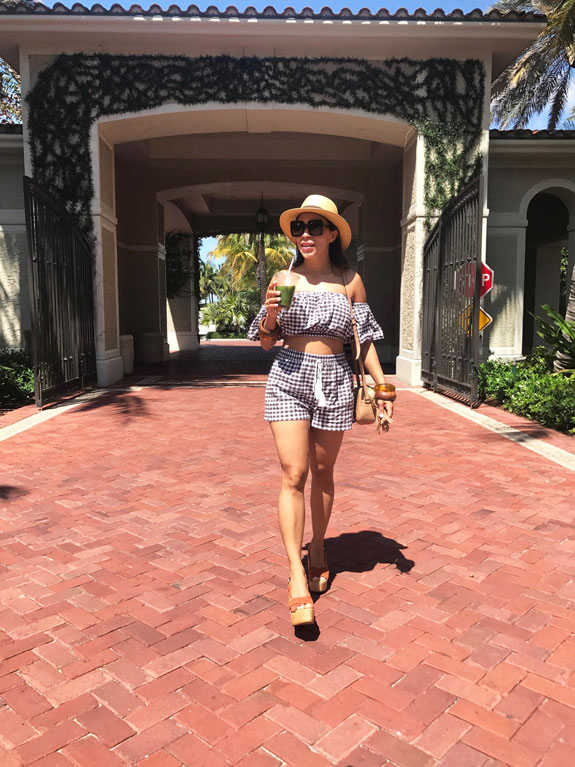 the-brakers-hotel-florida-fashion-blogger-angienewlook-angie-reyn-cuadros-de-vichy-sam-edelman-shoes-panama-hat