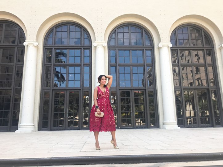 bangles, johan luc kat, vestido de guipur, burgundy dress, gold clutch, clutch dorado, cartera de mano, zapatos cavalli, cavalli shoes