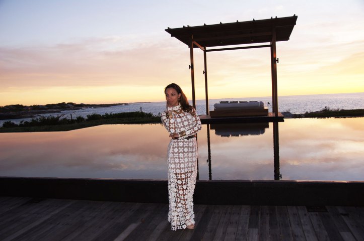 wavy hair, long white dress, laces dress, amanyara, cinturon versace