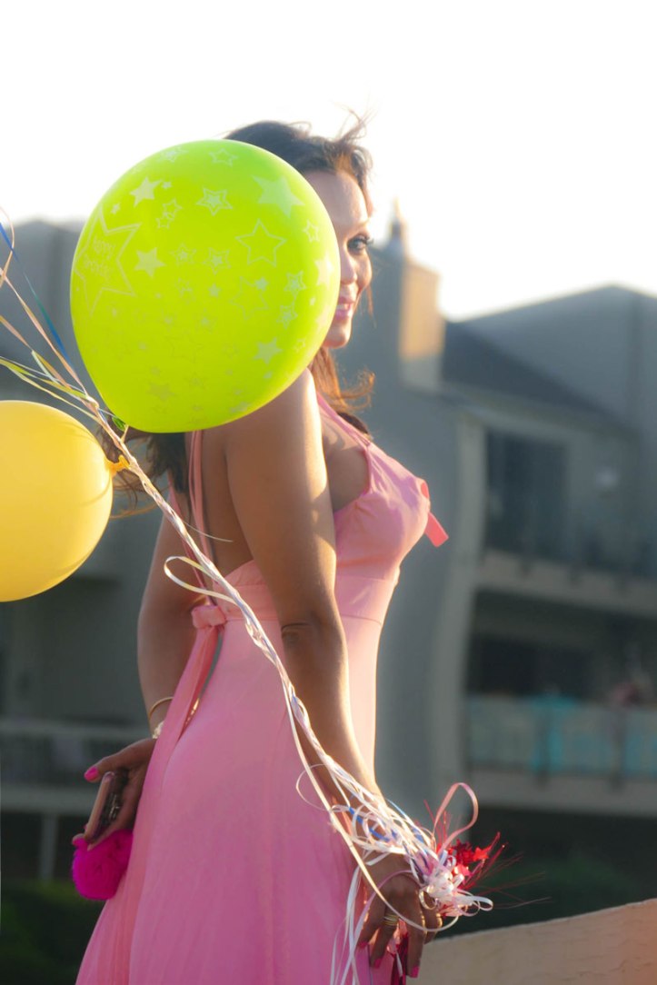 latina-sexy-vestido-caro-moschino