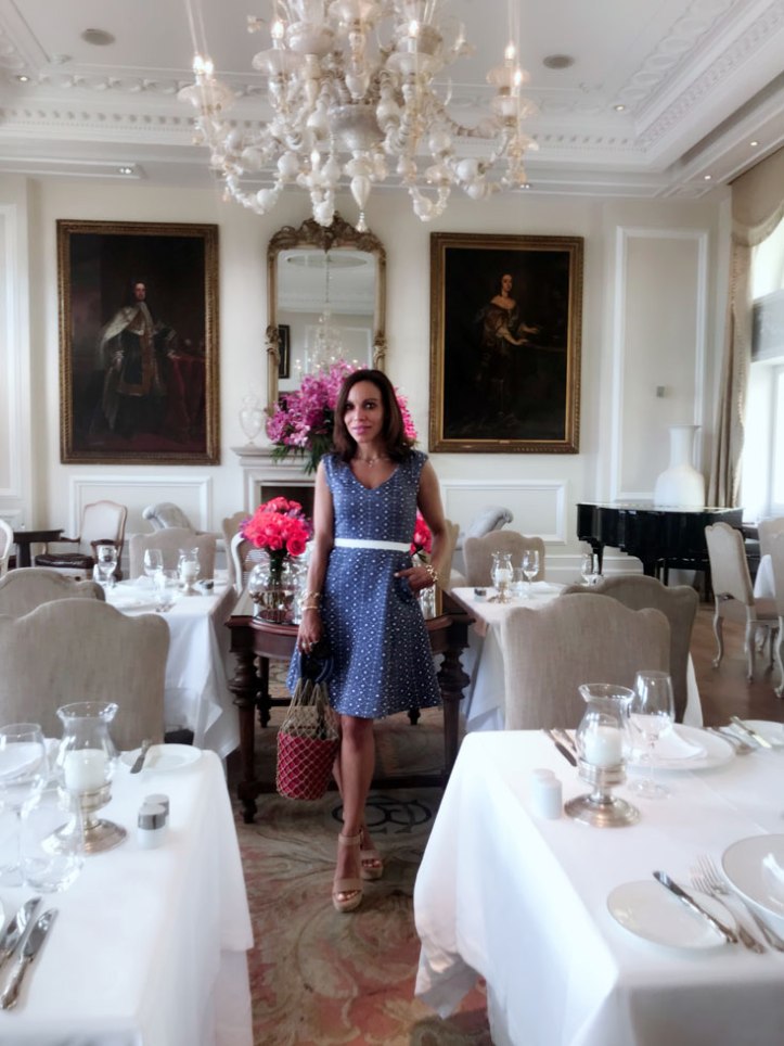 tudor-restaurant-atenas-angienewlook-lunch-time-in-greece