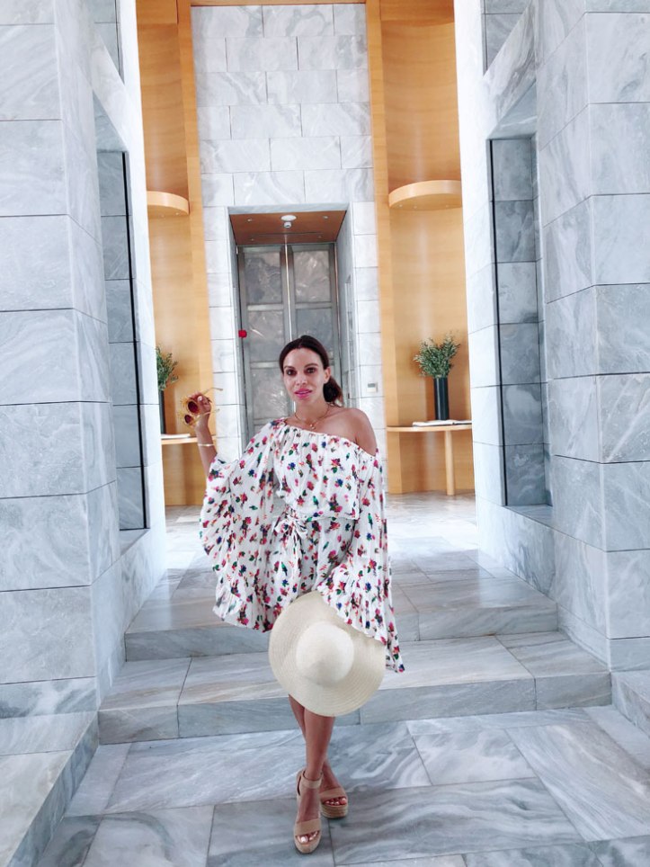 stuart-weitzman-sandals-amanzoe-look-pineapple-sunglasses