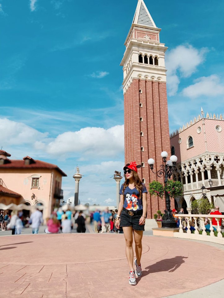 epcot-disney-aqua-sneakers-gg-belt-levis-short-red-hat