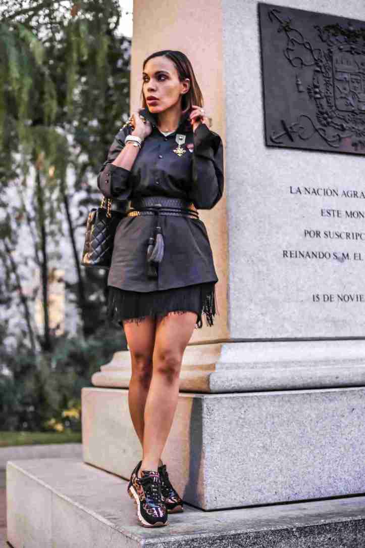 tendencias otono-fall trends-angie reyn-casual chic-como usar zapatillas con ropa de vestir